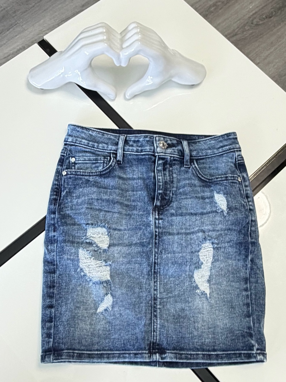 GUESS Los Angeles Distressed Denim Mini Skirt Light Wash Size XS / TP🎀💋